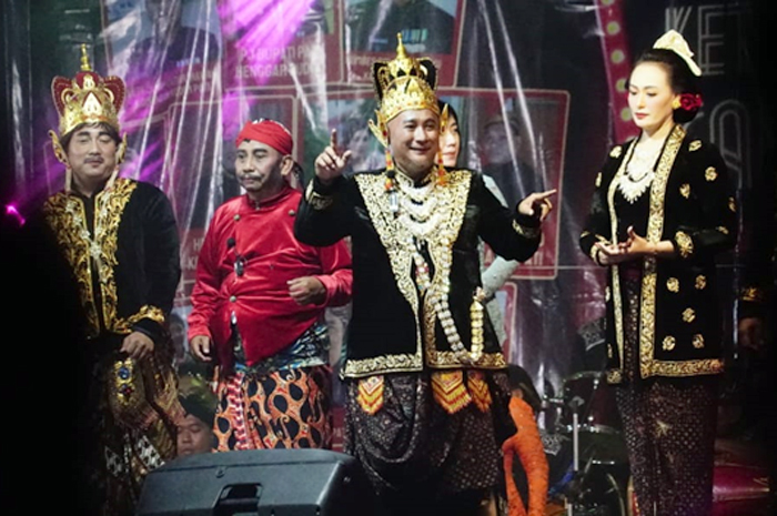 NGURI BUDAYA: Pj Bupati Pati Henggar Budi Anggoro, Kapolresta Pati Kombes Pol Andhika Bayu Adhittama, dan Dandim 0718/Pati Letkol Inf Catur Irawan menjadi pemain ketoprak di Alun-alun Kembang Joyo.