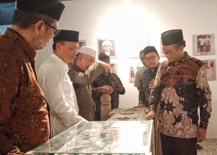 LIHAT KOLEKSI: Menteri Koordinator Politik, Hukum, dan Keamanan (Menkopolhukam) Mahfud MD saat melihat koleksi di Museum Nusantara di Komplek Masjid Jami
