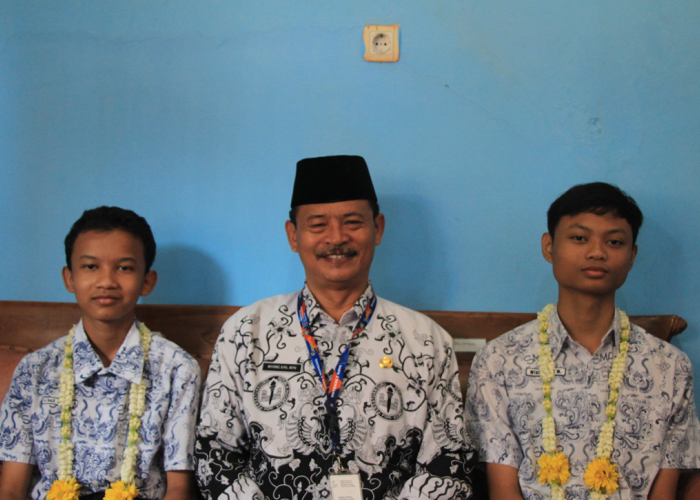 BERPRESTASI: Kepala SMPN 2 Rembang Wiyono (tengah) foto bersama Wibi Aulia Wirawan (kanan) dan Soma Jenar Abimanyu (kiri).