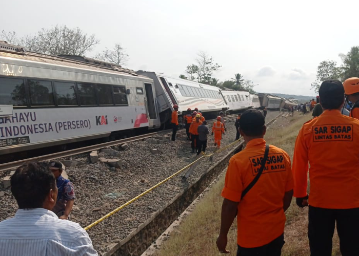 ANJLOK: Kereta Api Argo Semeru anjlok di wilayah Kalimenur, Sukoreno, Sentolo, Kulonprogo, sekitar pukul 13.15 WIB. Lokasinya di petak jalan Sentolo Wates.