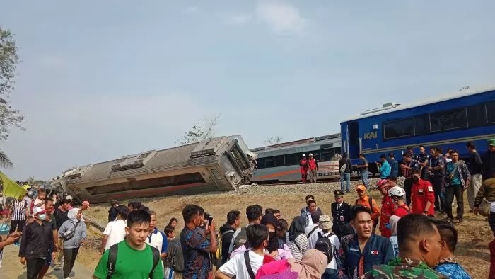 Gerbong kereta Argo Semeru mengalami anjlok di sekitar kawasan Stasiun Kalimenur Sentolo, Kabupaten Kulon Progo, Provinsi Daerah Istimewa Yogyakarta. Selasa (17/10).