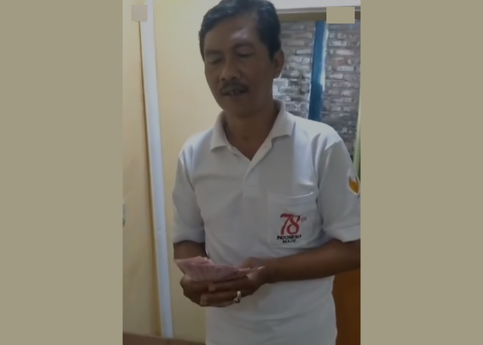 PAMER DUIT: Kades Tungu, Kecamatan Godong Iswan memamerkan uang miliar pecahan Rp 100 ribu dan Rp 50 ribu yang ditaruh dibeberapa kardus viral di media sosial baru-baru ini.
