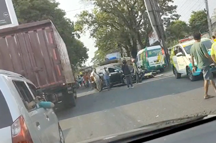 Kecelakaan beruntun di Jalan Kudus-Jepara, tepatnya di Desa Kaliwungu, Kecamatan Kaliwungu, Kabupaten Kudus, Senin (16/10).