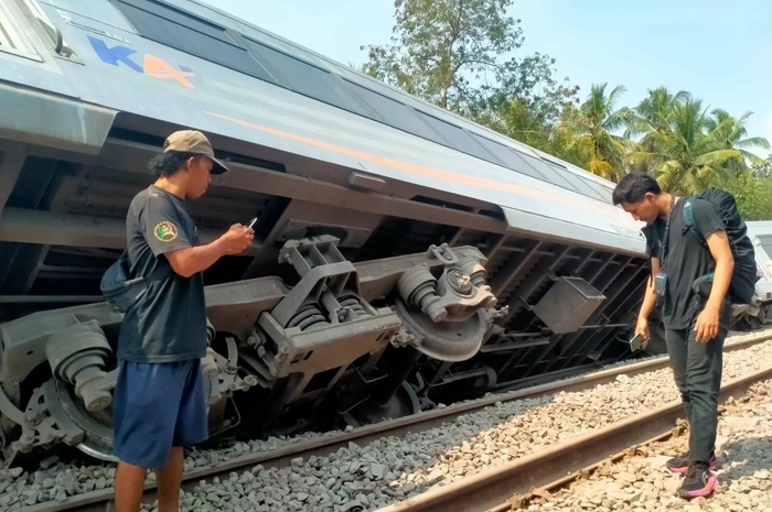 TERGELINCIR: Kondisi KA Argo Semeru yang anjlok di petak jalan Sentolo-Wates di wilayah Kalimenur, Kalurahan Sukoreno, Kapanewon Sentolo, Kulon Progo, kemarin (17/10).