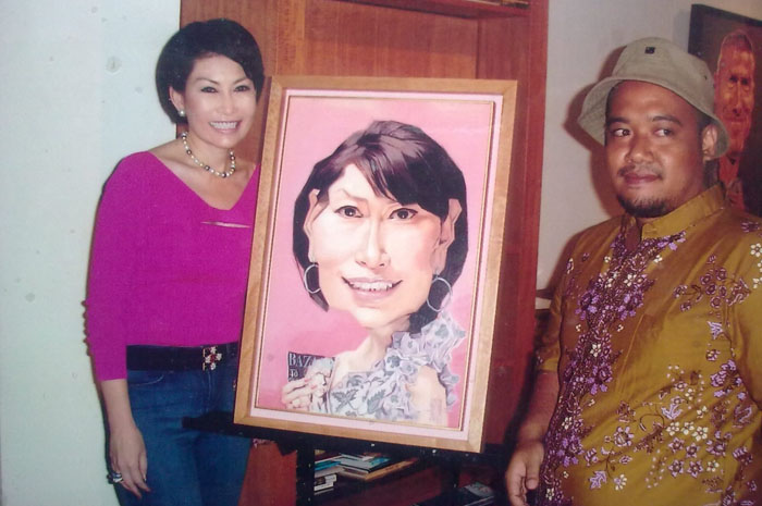 BERKARYA: Karikaturis asal Grobogan Eko Supa (kanan) menunjukkan karyanya di samping Dian Muljadi Soedarjo di Gallery Hadiprana Kemang Raya Jaksel.