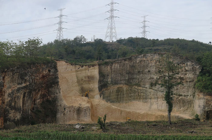 DIKERUK: Salah satu lokasi penambangan di Sukoliko terus dieksploitasi belum lama ini.