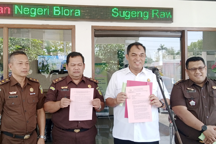PASTIKAN: Kepala Kejaksaaan Negeri Blora Haris Hasbullah (dua dari kanan) saat menyampaikan keterangan penetapan tersangka kasus kunjungan kerja fiktif di depan kantor Kejari, Rabu (18/10).