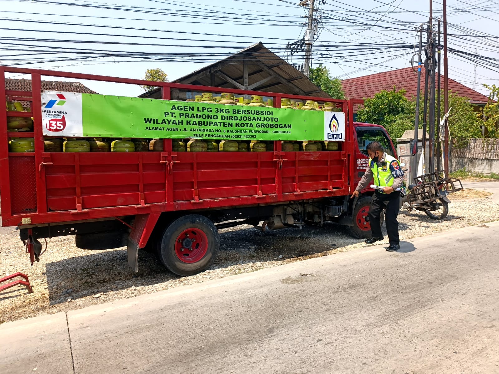 KECELAKAAN: Satlantas Polres Grobogan saat menunjukkan kondisi truk muatan elpiji yang terlibat laka di Jalan Purwodadi-Semarang.