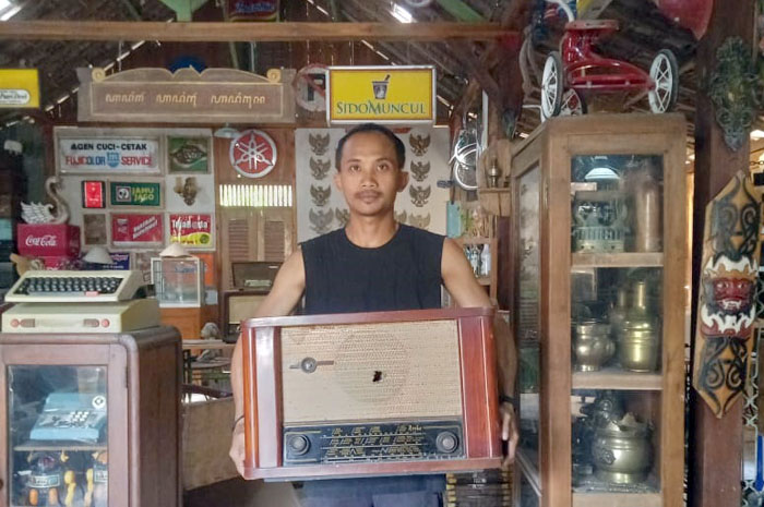 UNIK: Chuplis menunjukkan salah satu barang koleksinya di kediaman rumahnya belum lama ini.