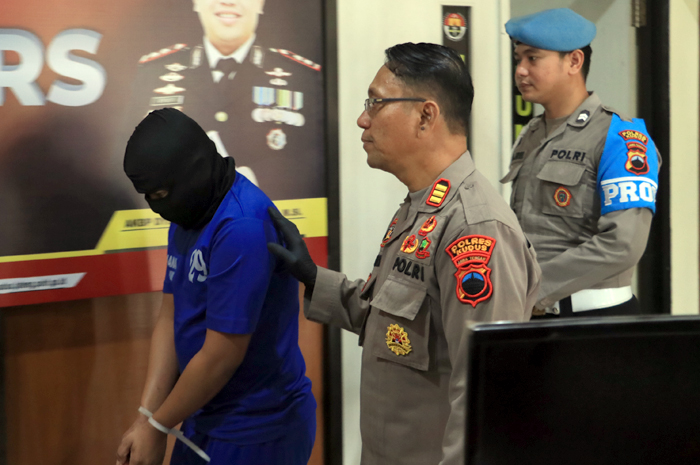ANIAYA PEDAGANG IKAN: Tersangka berinisial J pelaku pemukulan dan penusukan Nanda, 17, pedagang ikan di Desa Panjang telah diringkus polisi.