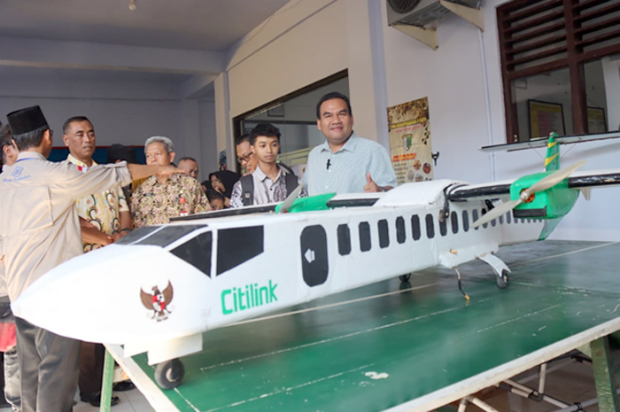 BISA TERBANG: Bupati Blora Arief Rohman (kanan) melihat miniature rakitan pesawat terbang karya Brian baru-baru ini.
