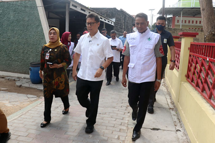 CEK: Menkes Budi (Tengah) bersama Kepala DKK Jepara Mudrikatun (kiri) dan Kepala Puskesmas Karimunjawa Suhadi (kanan) meninjau pelayanan kesehatan di Karimunjawa dan layanan rumah sakit apung kemarin.