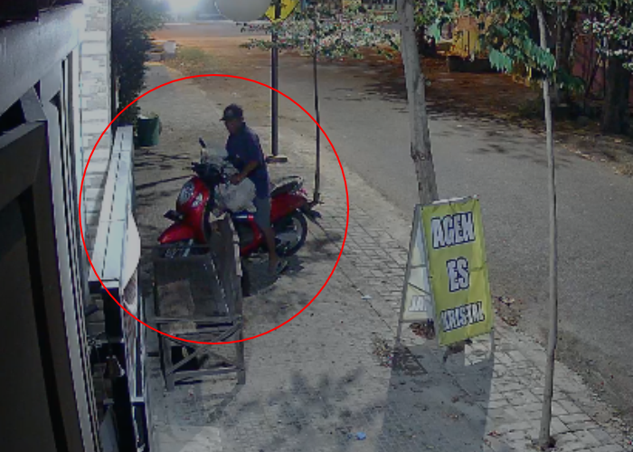 TEREKAM CCTV : Pelaku pencurian pisang di Kelurahan Kutoharjo, Rembang terekam kamera CCTV pada Jumat (20/10) dini hari.