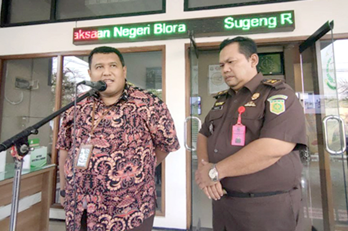 SAMPAIKAN: Kasi Intel Kejaksaan Negeri Blora, Jatmiko (kiri) memberikan keterangan kepada awak media di depan kantor Kejari Blora.