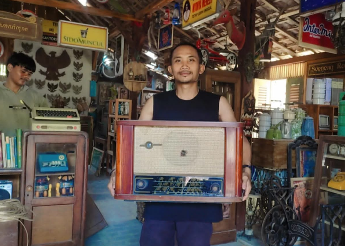 TUNJUKKAN: Chuplis pemuda asal Desa Karangtengah, Kecamatan Ngawen menunjukkan salah satu barang antik koleksinya.