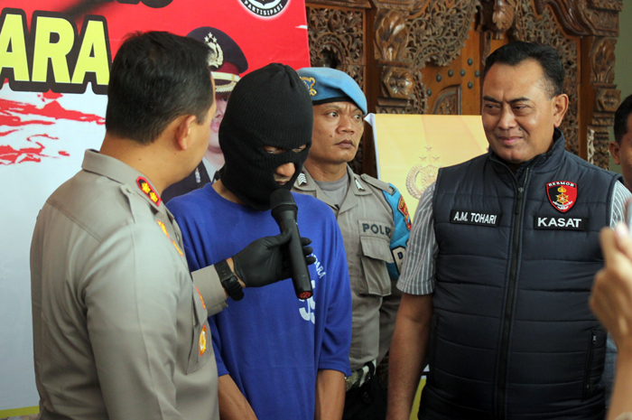 BERSALAH: RH, tersangka pembunuhan terhadap mantan istrinya dihadirkan dalam jumpa pers di Mapolres Jepara, Jumat (20/10).