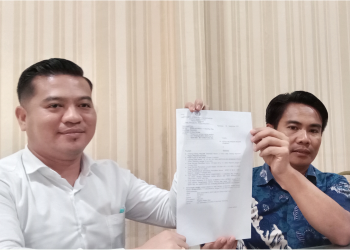 DILENGKAPI: Kepala Unit II Ipda Heri Agus dan Kepala Unit III Ipda Widodo Satreskrim Polres Rembang menunjukkan berkas tahapan proses hukum EA, oknum ASN yang menjadi tersangka kasus penggelapan.