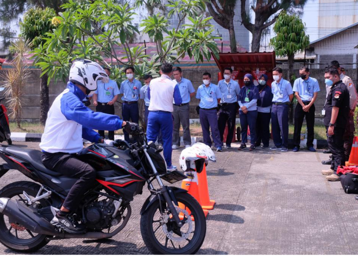 PT SAMI mengundang Safety Riding Instructor dari Astra Motor Jawa Tengah untuk memberi training keselamatan berkendara, Senin (16/10).