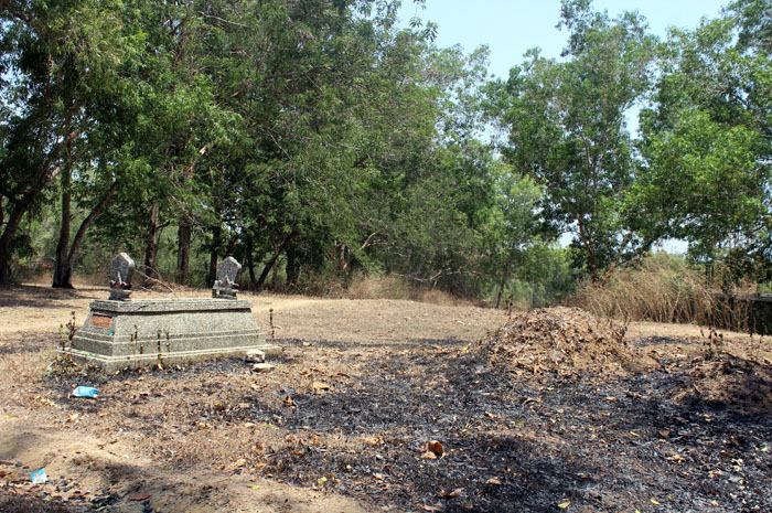 HAMPARAN LUAS: Lapangan Golf Blora yang sepi dari pengunjung dan kondisi tanah yang gersang dan beberapa bekas makam.