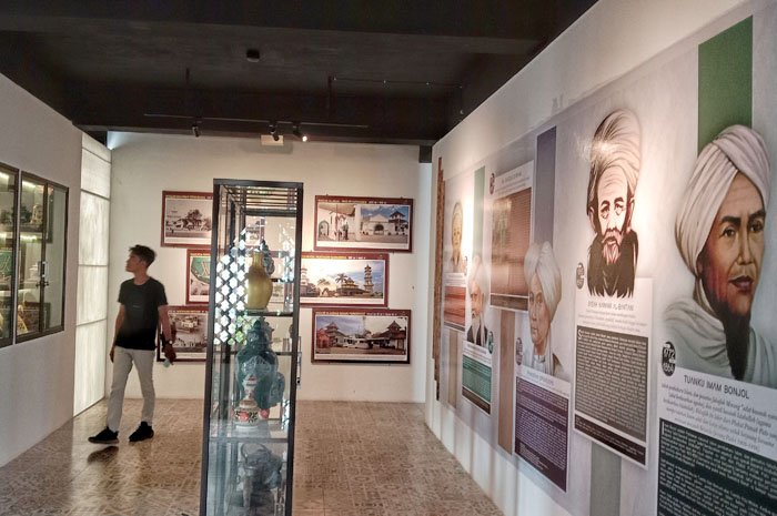 TERTATA: Ruang display Museum Masjid Jami Lasem diisi berbagai koleksi.