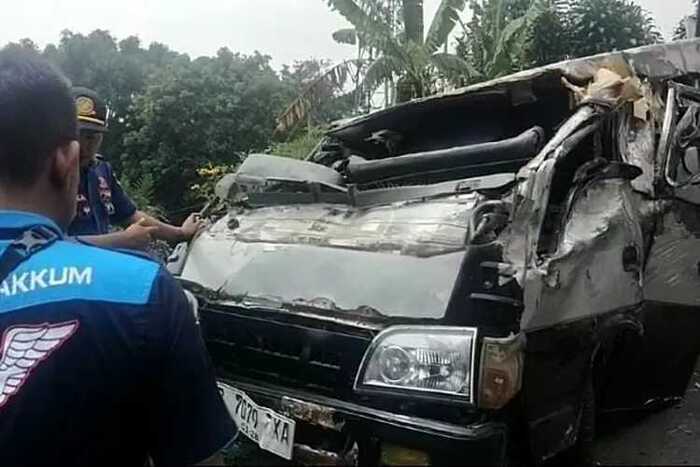 Kondisi mobil yang mengangkut rombongan santri mengalami kecelakaan di ruas Jalan Raya Puncak tepatnya di Kampung Mislar, Desa Ciloto, Kecamatan Cipanas, Kabupaten Cianjur
