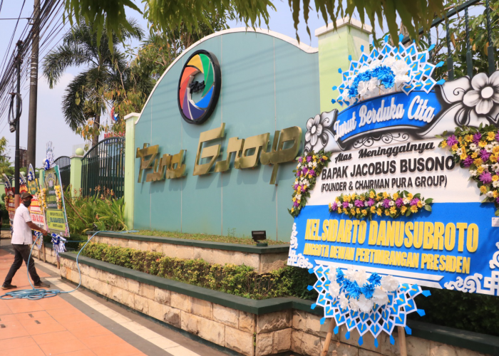 DUKA CITA: Sejumlah karangan bunga duka cita menghiasi trotoar jalan di depan kantor head office di Desa Jati Wetan, kecamatan Jati, Kudus.