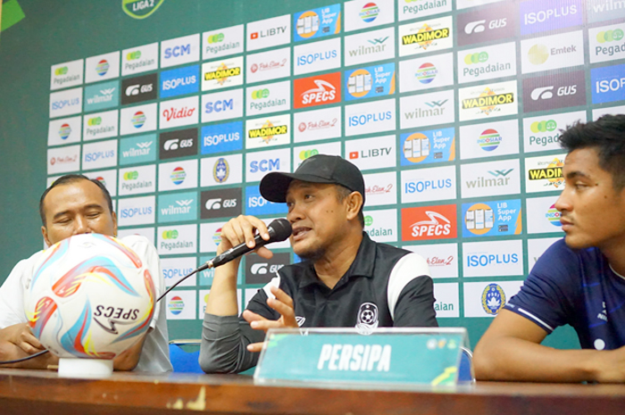 PASRAH: Nazal Mustofa menemui para suporter yang kecewa atas hasil kekalahan dengan Persela Lamongan di Stadion Joyokusumo Minggu (22/10).