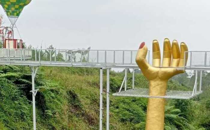 Jembatan kaca setinggj 15 di tempat wisata The Geong, kompleks Hutan Pinus  Limpakuwus, Kabupaten Banyumas