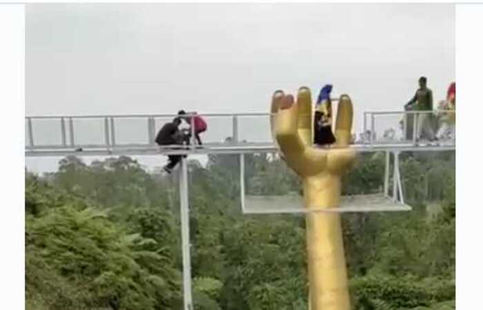 Detik-detik Jembatan kaca setinggj 15 di tempat wisata The Geong, kompleks Hutan Pinus  Limpakuwus, Kabupaten Banyumas pecah