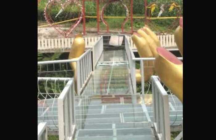 Jembatan kaca pecah di kawasan wisata The Geong, Hutan Pinus Limpakuwus, Kabupaten Banyumas, Jawa Tengah