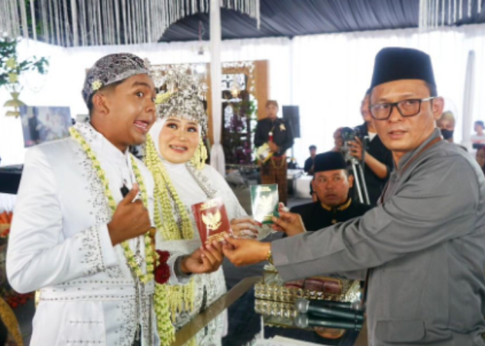 FULL SENYUM: Selebgram sekaligus konten kreator asal Blora, Dimas Zaenal usai resmi mempersunting kekasihnya Endah ratih pada Kamis (26/10).