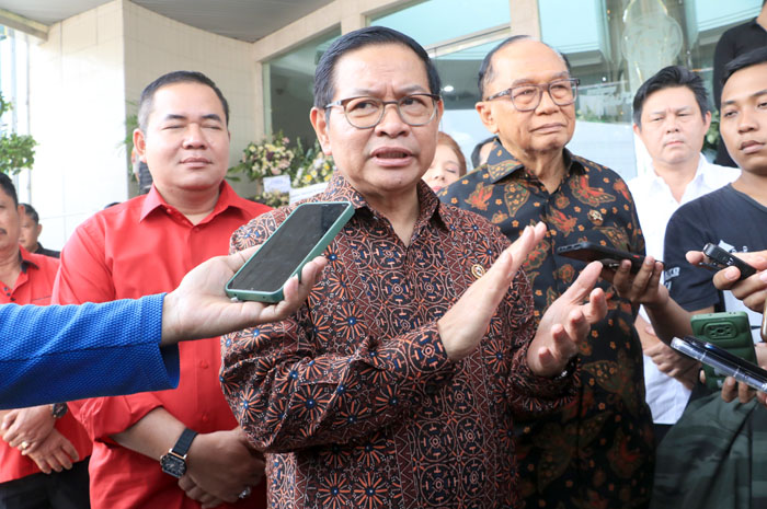 KENANGAN TEMAN KARIB: Sekretaris Kabinet Pramono Anung melayat Jacobus Busono pendiri, pemilik Pura Group di Head Office Pura Group Jati Kudus, Kamis (26/10).