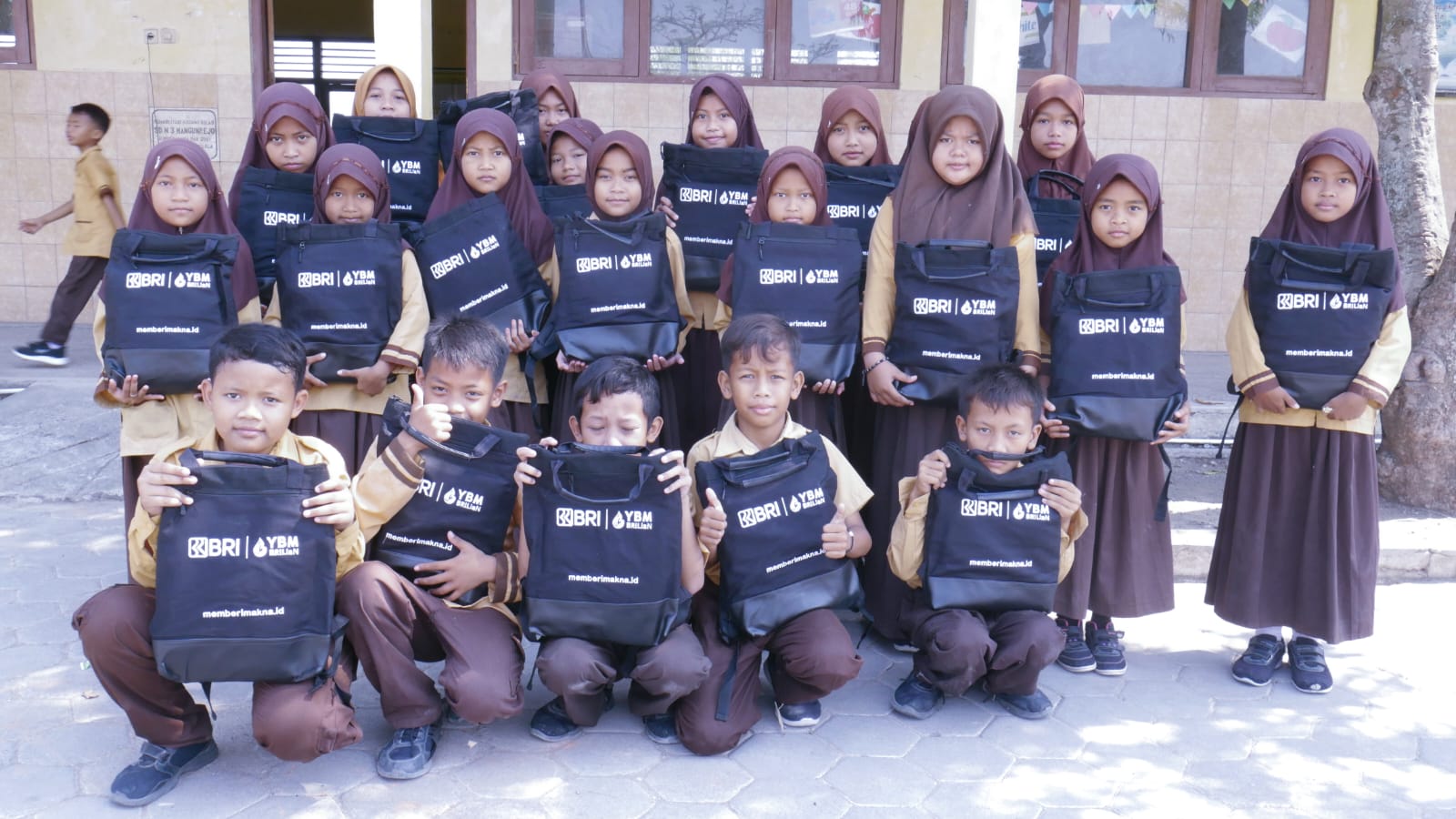 SENANG: Siswa-siswi SD N 3 Mangunrejo, Kecamatan Pulokulon mendapat bantuan tas dari BRI Cabang Purwodadi yang bekerja sama Yayasan Baitul Maal (YBM) BRIliaN Cabang Purwodadi.