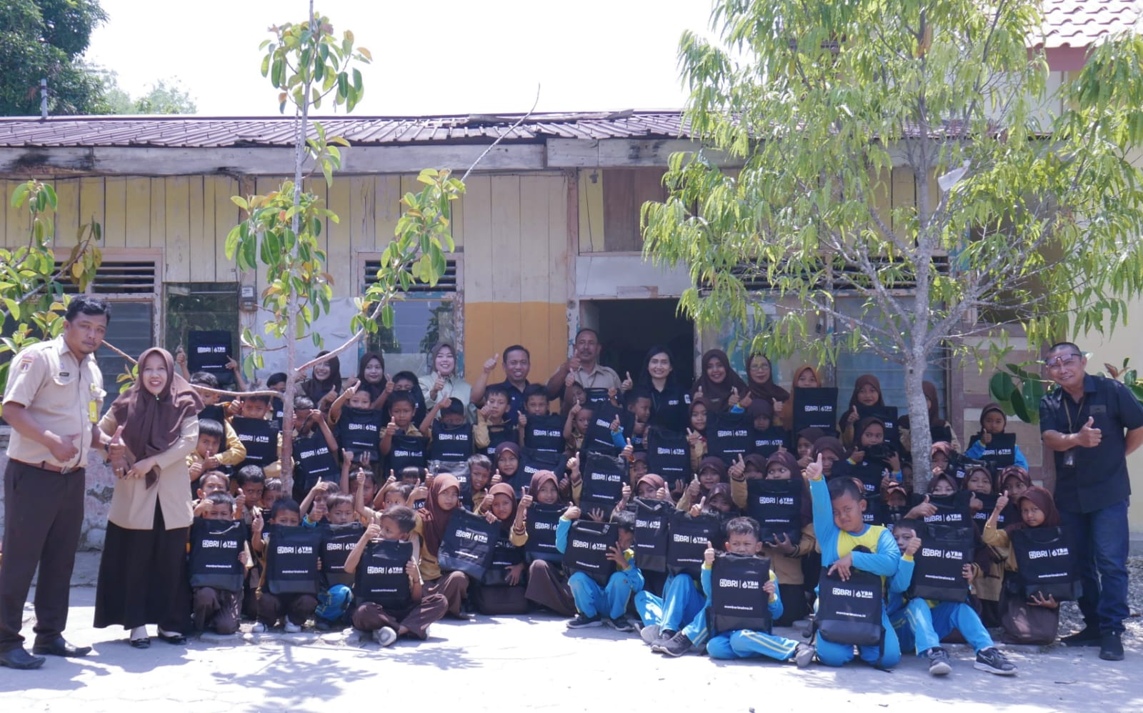 ANTUSIAS: BRI Cabang Purwodadi bersama Yayasan Baitul Maal (YBM) BRIliaN Cabang Purwodadi menyerahkan bantuan berupa 125 tas sekolah dan ATK kepada siswa SD N 3 Mangunrejo, Kecamatan Pulokulon.