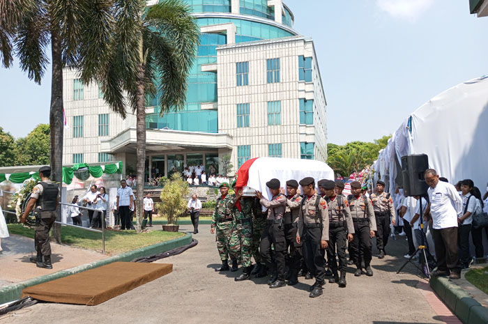 Prosesi pemakaman pendiri PT Pura Jacobus Busono di komplek Head Office Pura Group, Jumat (27/10).