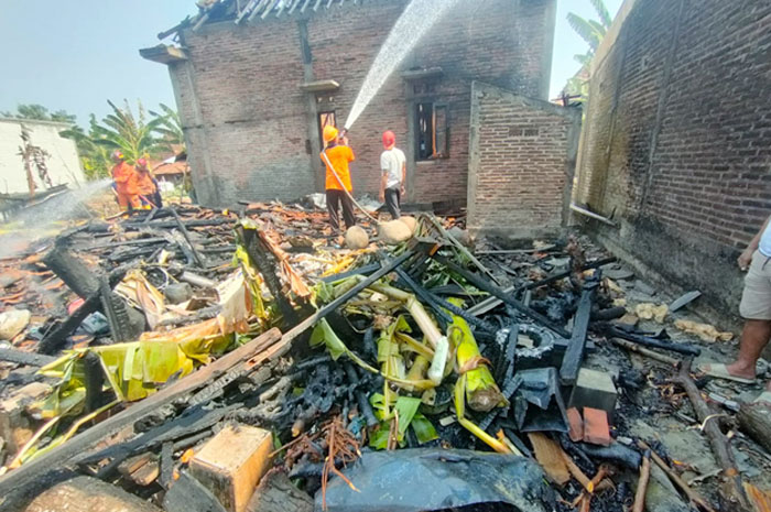 PEMADAMAN: BPBD Kudus memadamkan dua rumah yang terbakar di Desa Kutuk, Undaan, Jumat (27/10).