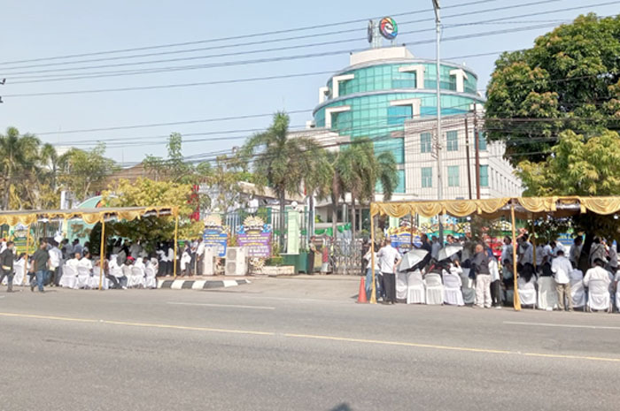 Suasana di lokasi pemakaman jenazah Jacobus Busono di depan kantor pusat Pura Group di Jati Kudus, Jumat (27/10)