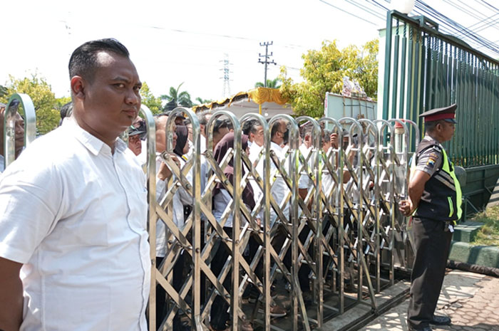 Prosesi pemakaman pendiri PT Pura Jacobus Busono di komplek Head Office Pura Group, Jumat (27/10).