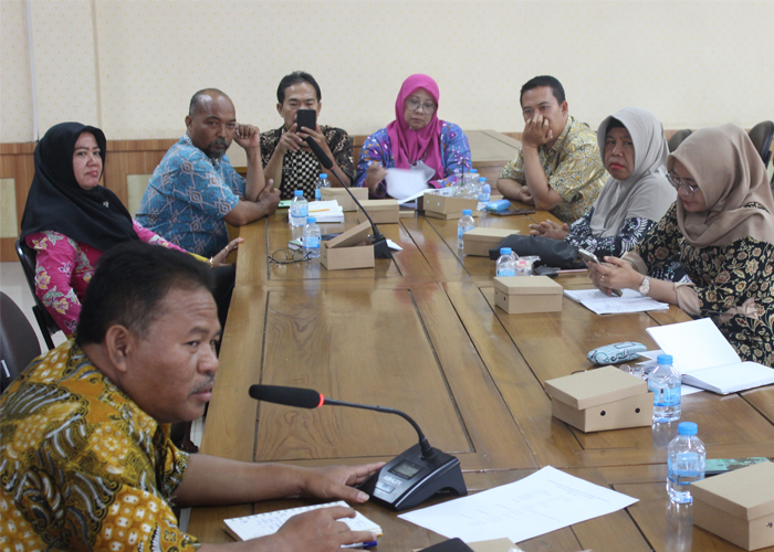 PEMANTAPAN: Kabid PAUD dan Dikmas Dinas Pendidikan Blora Nuril Huda (kiri) memimpin rapat persiapan tari kolosal yang diikuti 2.600 guru.