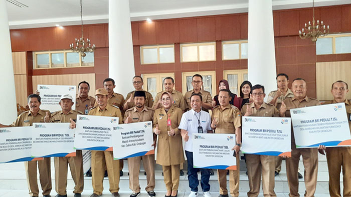 PEDULI: Bank BRI dan Pemkab Grobogan saat menyerahkan bantuan program BRI Peduli TJSL di Ruang Transit Bupati, Senin (30/10).