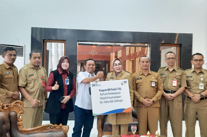 PEDULI: Bank BRI dan Pemkab Grobogan saat menyerahkan bantuan program BRI Peduli TJSL di Ruang Transit Bupati, Senin (30/10).