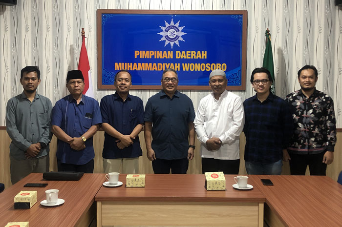 Renaldi Freyar Hawadi (calon anggota DPR RI Dapil 6 Jawa Tengah) bersama dengan tim RFH mengunjungi kantor pengurus daerah Muhammadiyah Kabupaten Wonosobo, Senin (16/10).