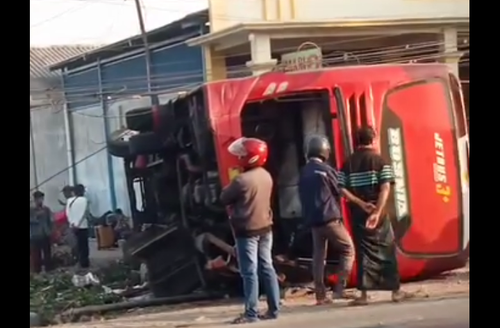 Tangkapan layar bus asal Rembang PO Madu Kismo alami kecelakaan di jalur pantura Probolinggo-Situbondo,