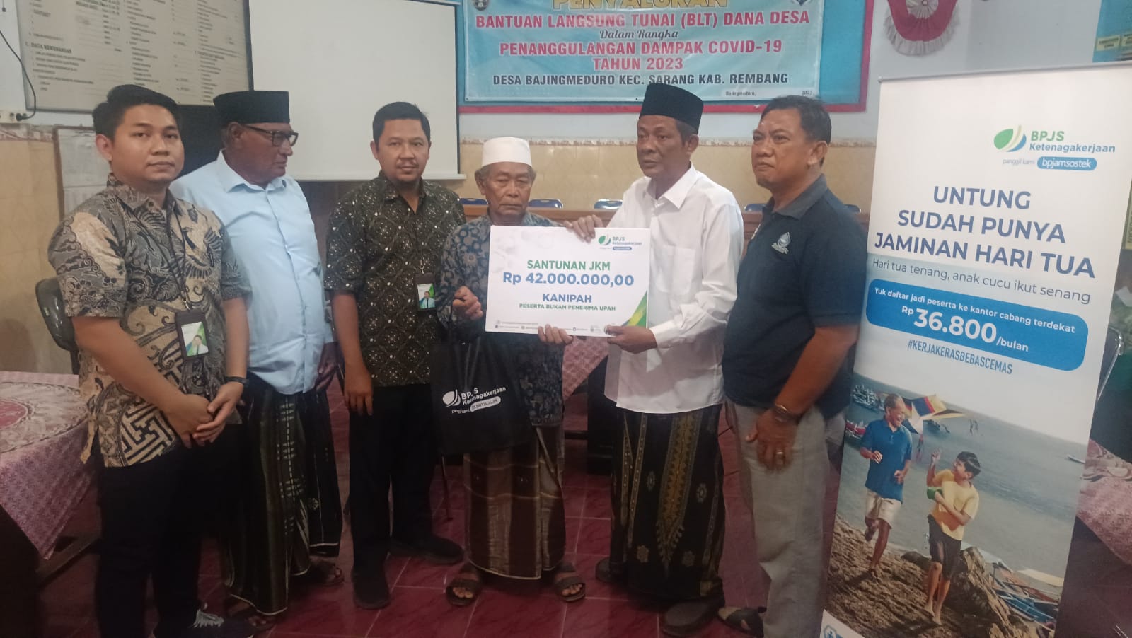 SALURKAN: BPJS Ketenagakerjaan Rembang menyalurkan santunan jaminan kematian senilai Rp 42 juta di kepada ahli waris di Sarang, Rembang.