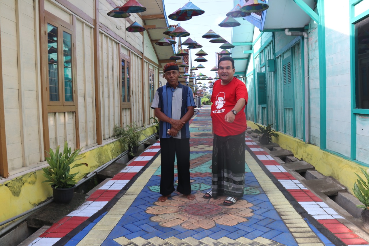 DAYA TARIK: Bupati Blora Arief Rohman saat mengunjungi Kampung Samin di Desa Wisata Sambongrejo baru-baru ini.