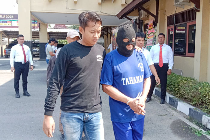 TERTUNDUK:&nbsp;Seorang pengedar uang palsu (upal) digelandang ke&nbsp;Polres Rembang, Senin (30/10).