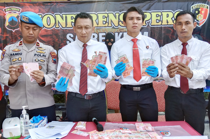 BARANG BUKTI: Satreskrim Polres Rembang menunjukkan uang palsu saat konfrensi pers kemarin.