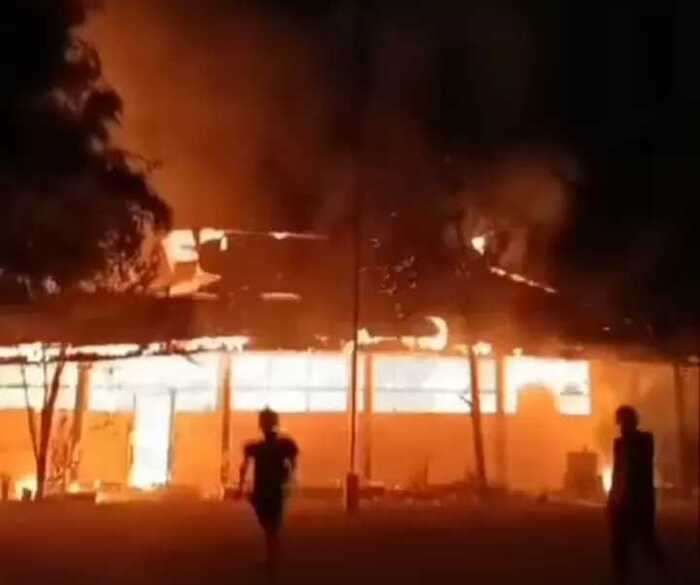 Kebakaran hebat melanda SMP Negeri 8 Makassar, Sulawesi Selatan. Senin (30/10) malam.