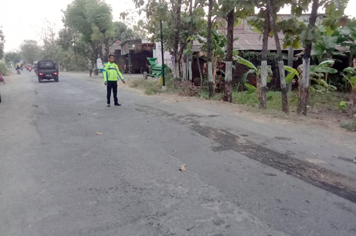 CEK LOKASI : Petugas Kepolisisan Sektor Randublatung cek lokasi kecelakaan yang mengakibatkan satu orang tewas, Selasa (31/10).