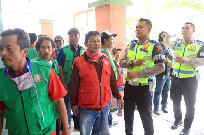 PENGARUHI PENDAPATAN: Pengojek Menara Kudus protes kepada petugas untuk menindak tegas bus pariwisata yang parkir liar kemarin.